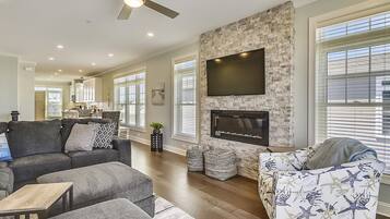 Condo, 4 Bedrooms | Living room