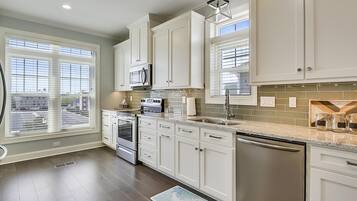Condo, 4 Bedrooms | Private kitchen