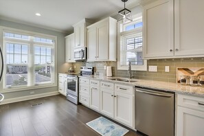 Condo, 4 Bedrooms | Private kitchen