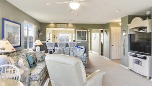 Condo, 2 Bedrooms | Living room