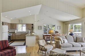 House, 5 Bedrooms | Living room