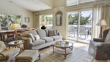 House, 5 Bedrooms | Living room