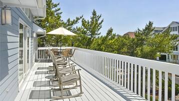 House, 5 Bedrooms | Balcony