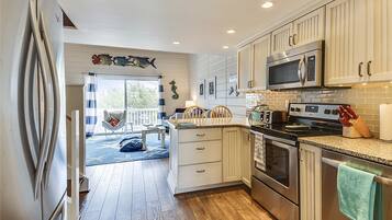 Townhome, 5 Bedrooms | Private kitchen