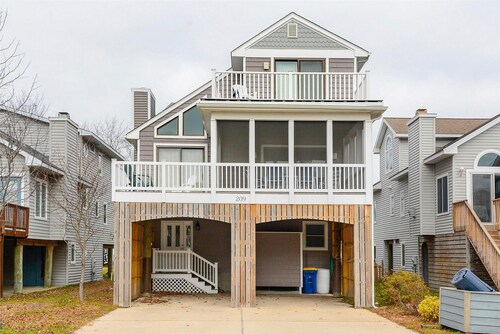209 Parkwood Street by Long & Foster