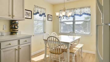 Condo, 2 Bedrooms | Dining