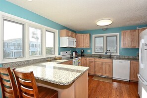 House, 4 Bedrooms | Private kitchen