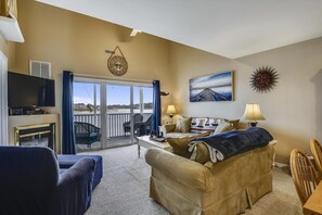 Condo, 4 Bedrooms | Living room