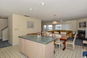 Townhome, 3 Bedrooms | Private kitchen | Cookware/dishes/utensils