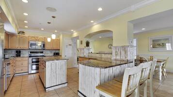 House, 6 Bedrooms | Private kitchen