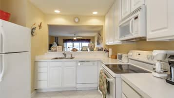 Condo, 2 Bedrooms | Private kitchen