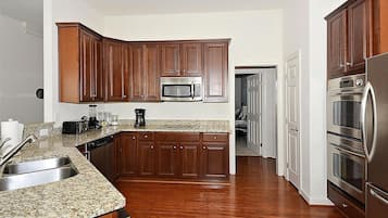 House, 4 Bedrooms | Private kitchen