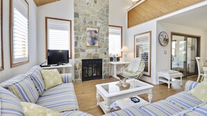 House, 3 Bedrooms | Living room