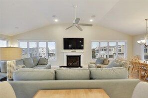 House, 6 Bedrooms | Living room