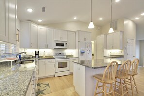 House, 6 Bedrooms | Private kitchen