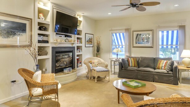 House, 3 Bedrooms | Living room - Casa Damp 134 Elizabeth Way by Long & Foster (Bethany Beach)