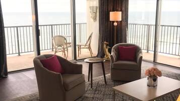 Condo, 3 Bedrooms | Living room