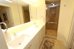 Appart'hôtel, 2 chambres | Salle de bain | Serviettes fournies