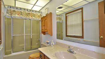 Maison mitoyenne, 4 chambres | Salle de bain | Serviettes fournies