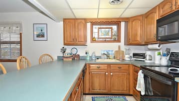Townhome, 4 Bedrooms | Private kitchen