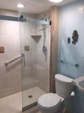 Appart'hôtel, 2 chambres | Salle de bain | Serviettes fournies