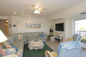 Condo, 3 Bedrooms | Living room
