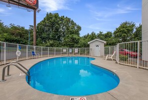 Seasonal outdoor pool - Americas Best Value Inn - Knoxville East (Knoxville)