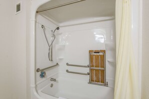 Chambre, 1 trÚs grand lit, accessible aux personnes à mobilité réduite, non-fumeurs | Salle de bain | Baignoire et douche séparées, serviettes fournies