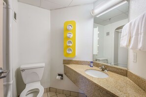 Separate tub and shower, towels - Americas Best Value Inn - Knoxville East (Knoxville)