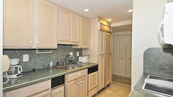Condo, 2 Bedrooms | Private kitchen