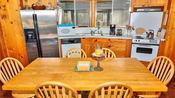 House, 3 Bedrooms | Private kitchen | Fridge