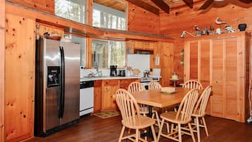 House, 3 Bedrooms | Private kitchen | Fridge