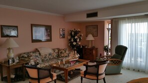 Condo, 2 Bedrooms | Living room