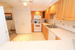 Private kitchen - Henlopen Unit 705 by Long & Foster (Rehoboth Beach)