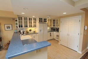 Condo, 2 Bedrooms | Private kitchen