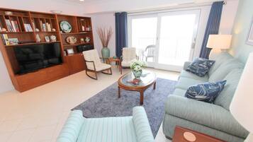 Condo, 2 Bedrooms | Living room