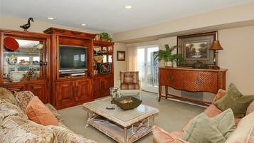 Condo, 2 Bedrooms | Living room