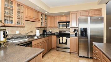 Condo, 2 Bedrooms | Private kitchen