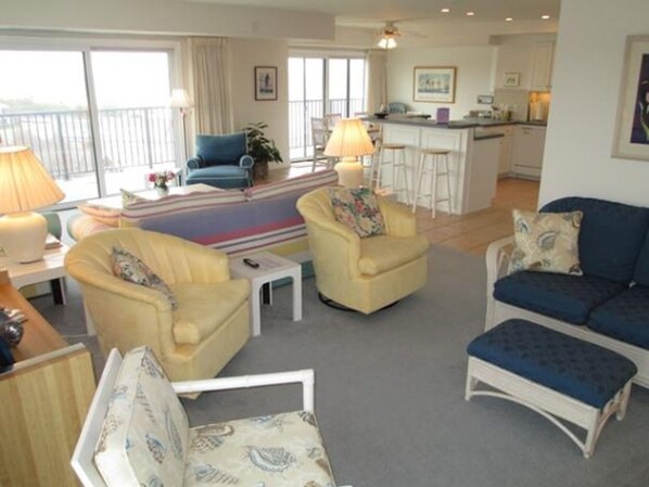 Condo, 2 Bedrooms | Living room