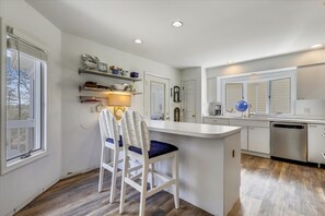 House, 4 Bedrooms | Private kitchen