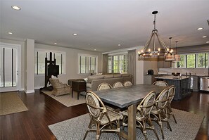 House, 6 Bedrooms | Dining