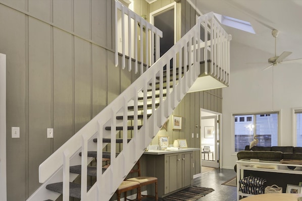 House, 4 Bedrooms | Staircase
