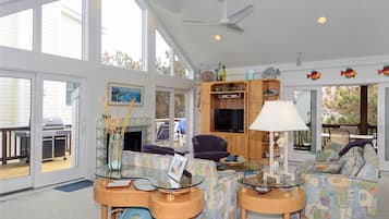 House, 5 Bedrooms | Living room