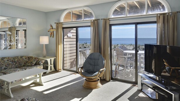 Condo, 4 Bedrooms | Living room