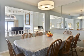 Condo, 4 phòng ngủ | Khu ăn uống