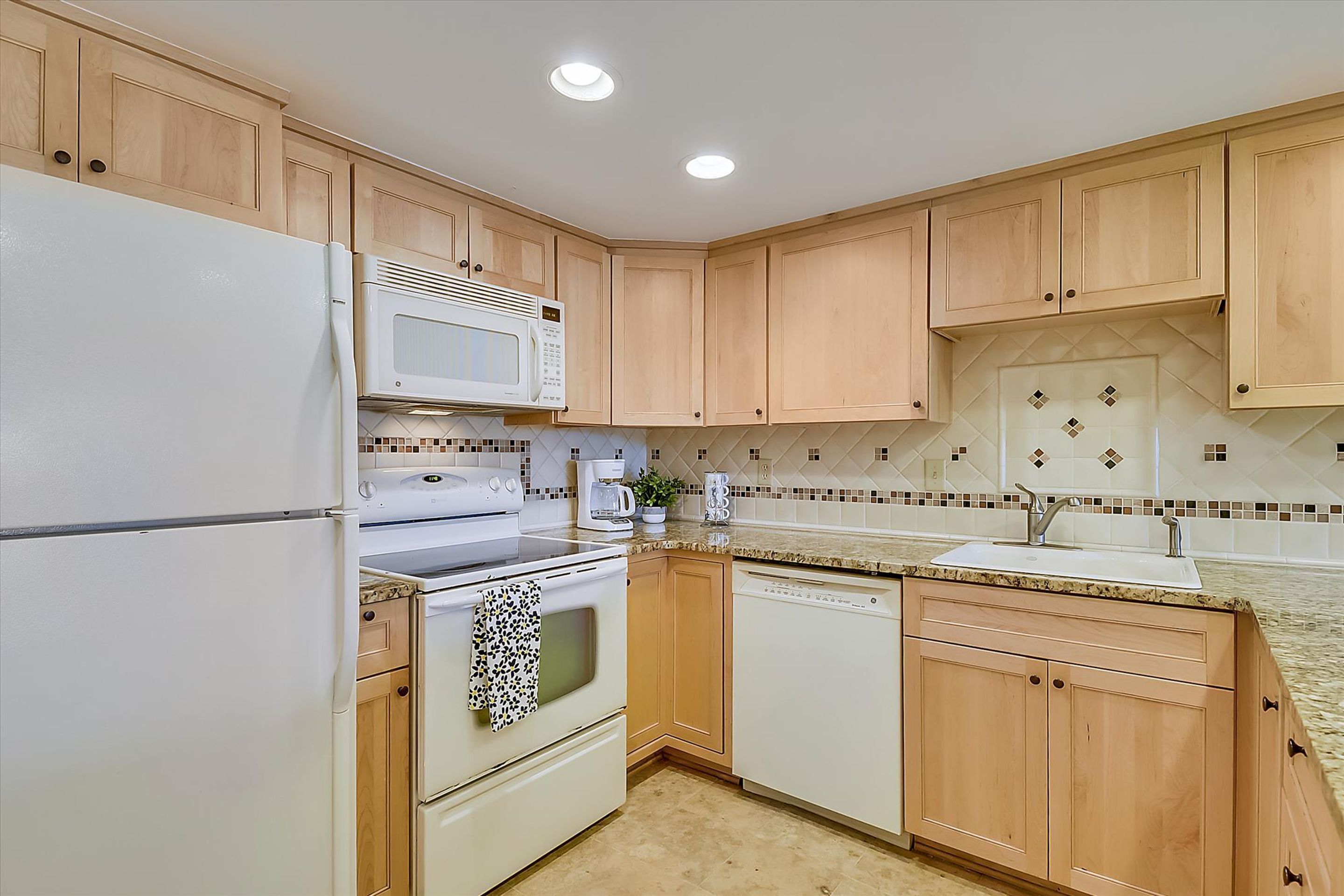 Townhome, 4 Bedrooms | Private kitchen