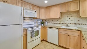 Townhome, 4 Bedrooms | Private kitchen