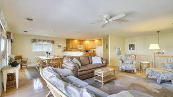 House, 5 Bedrooms | Living room