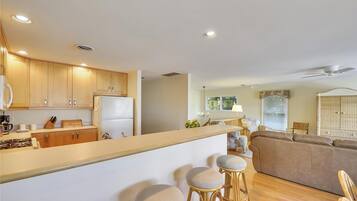 House, 5 Bedrooms | Private kitchen