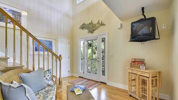 House, 5 Bedrooms | Living room